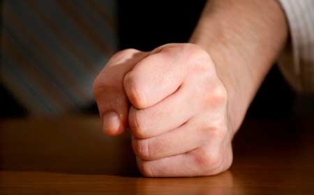 Nắm chặt tay có thể giúp cải thiện trí nhớ - 1 Nghiên cứu được tiến hành bởi Tiến sĩ Ruth Propper và các đồng nghiệp đến từ ĐH