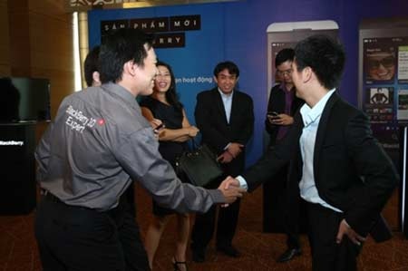 BlackBerry Z10 chính thức ra mắt tại Việt Nam - 5 Khách tham dự thảo luận sôi nổi trong buổi ra mắt