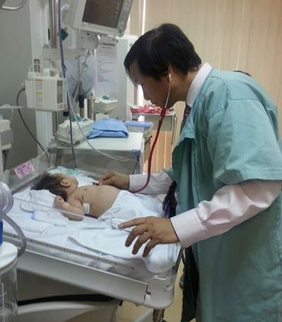 Lần đầu tiên mổ cứu bé 40 ngày tuổi bị ổ cặn mủ màng phổi - 1 BS Nguyễn Thanh Liêm thăm khám cho bệnh nhi sau phẫu thuật