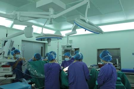 Phẫu thuật trị ung thư dạ dày bằng kỹ thuật nội soi tiên tiến