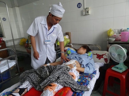 Cần Thơ: Cứu sống bệnh nhân bị xe tải cán vỡ thận - 1 Bệnh nhân Huỳnh Như đang được bác sĩ Phú kiểm tra lại vết mổ