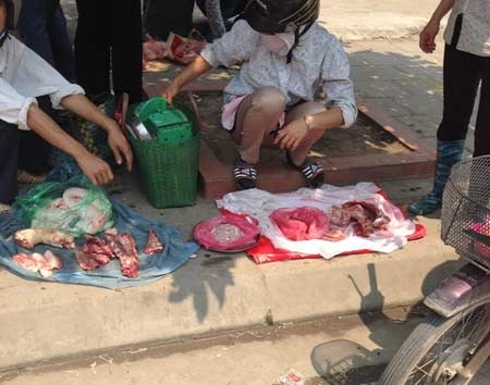 Vô tư bày bán ngay sát mặt đường (Ảnh: Nguyễn Lê)