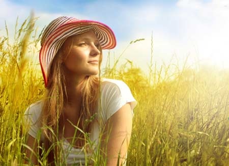 Những nhầm lẫn khó tin về kem chống nắng - 1 1. Dùng kem dưỡng ẩm có chứa SPF sẽ giúp bảo vệ da mặt