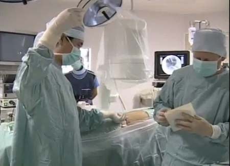 Khỏi bệnh huyết áp cao ác tính nhờ... phẫu thuật - 1 Một ca mổ nội soi tại bệnh viện Việt Pháp (Ảnh: BS cung cấp)
