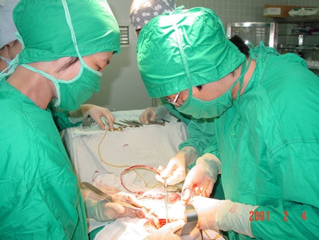 Suýt mất “súng” vì tự tăng kích cỡ để... cưới vợ - 1 Một ca phẫu thuật “cậu nhỏ”