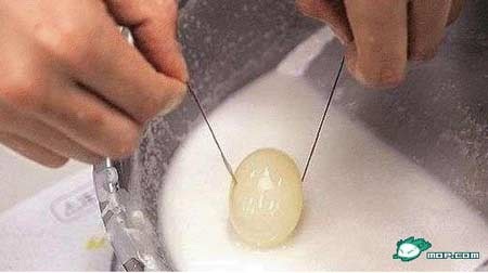Liên tiếp phanh phui 3 vụ thực phẩm “bẩn” kinh hoàng - 3 Phanh phui quá trình chế tạo trứng gà giả