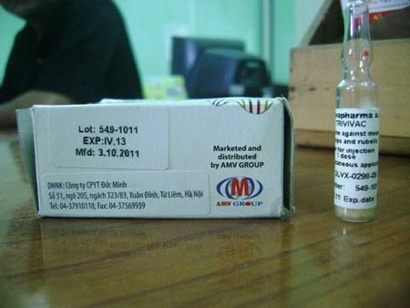Tá hỏa vì bị tiêm vắc-xin hết hạn - 1 Hộp và lọ vắc-xin hết hạn sử dụng đã tiêm cho em Phan T.T vào sáng 20/5