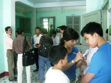 Tá hỏa vì bị tiêm vắc-xin hết hạn - 2 Nhiều người lo lắng kéo đến Trung tâm Y tế TP Tuy Hòa tìm hiểu sự việc