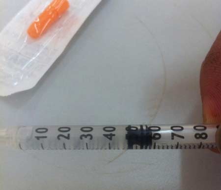 Lượng thuốc được đại diện TT Y tế dự phòng rút ra từ vỏ lọ thuốc đã tiêm cho bé Phong