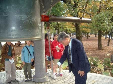 PGS.TS.BS Võ Văn Thành đang nguyện cầu theo tiếng chuông Hoà bình ở Hiroshima. Ảnh: CTV