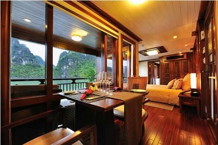 Truyền thông Tây Ban Nha ca ngợi Paradise Cruises Hạ Long - 2 Top VIAJES (Top TRAVEL) miêu tả Paradise Cruises như khách sạn nổi 5 sao.