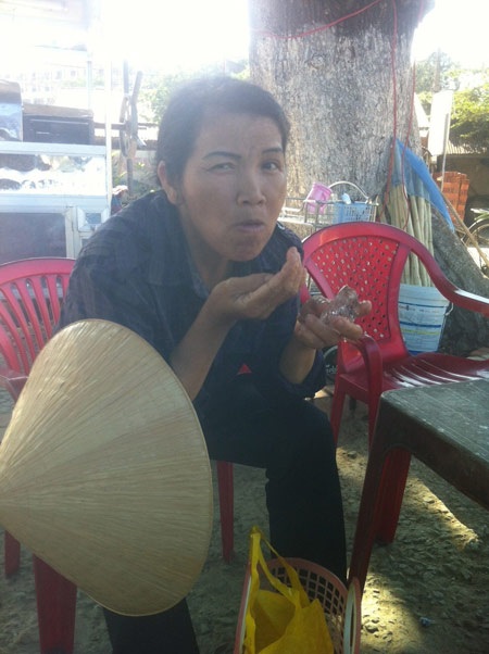 Từ 2 năm nay chị Hà Thị Bảy ăn đá lạnh thay cơm