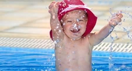 Cha mẹ mong chờ gì ở con yêu? - 1 Bé thoải mái giao tiếp với môi trường bên ngoài khi có hệ miễn dịch khoẻ mạnh