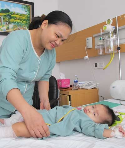 Lần đầu tiên nối dây thần kinh tay đứt do tai biến sản khoa - 1 Bé Nhi sau phẫu thuật