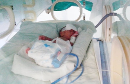 Cứu bé sinh non nửa ký, tay bằng bút bi - 1 Bé Sỹ Cường đang được chăm sóc đặc biệt tại Bệnh viện Nhi Thanh Hoá