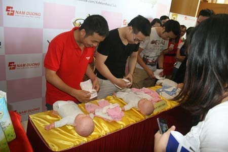 “Nghiện”siêu âm thai nhi !? - 1 Các ông bố thực hành chăm trẻ tại hội thảo