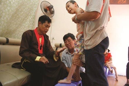 “Thần y” trong Nam “đổ bộ” ra Bắc trị bệnh - 1 Ông Lộc Em đang chữa bệnh