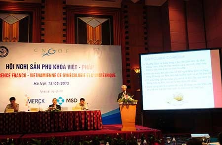 Phục hồi “vùng kín” sau sinh bằng nghệ đắng (phần 1) - 2 Curcuma comosa được giới thiệu trong hội nghị sản phụ khoa Việt Pháp 2013