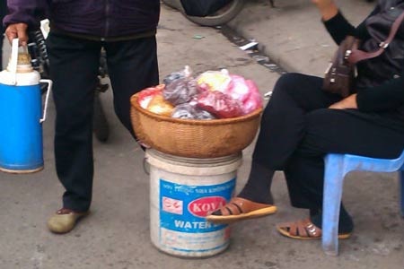 Vịt quay “bí kíp” gia truyền từ…hóa chất - 2 Gói bột màu vàng sậm là phụ gia tạo màu đẹp mắt cho thịt vịt nướng