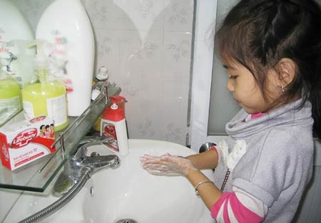 Khuyến khích trẻ ý thức giữ gìn vệ sinh toàn thân sạch sẽ bằng những sản phẩm diệt khuẩn