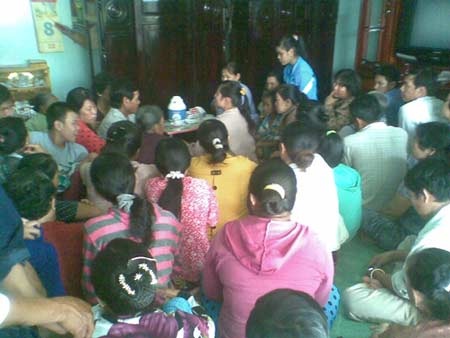 Sinh viên xưng thần y chữa bá bệnh bằng nước lã - 1 Đông đảo người dân đến nhà nữ sinh viên trị bệnh.