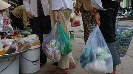 Tay xách nách mang túi nilon