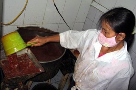 Tương ớt có chất gây ung thư vẫn bày bán tràn lan - 1 Một cơ sở sản xuất tương ớt có chất gây ung thư