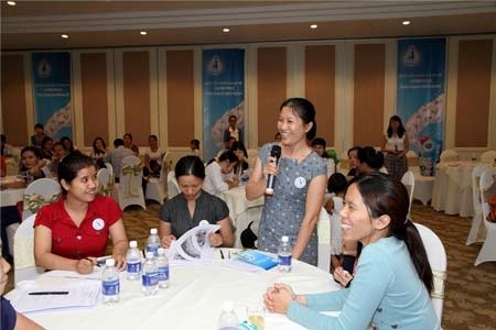 Gương mặt rạng rỡ của các bà mẹ thành viên CLB Mẹ 20+ khi chia sẻ kỷ niệm cùng con bước vào lớp 1