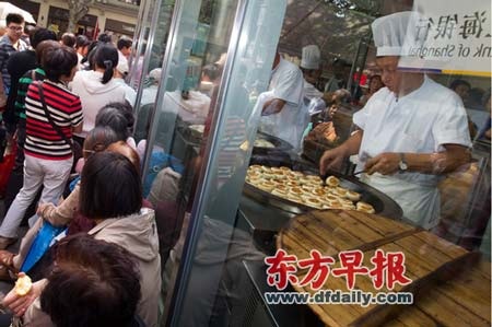 Phát hiện nhân bánh Trung thu mới làm từ cách đây… 2 năm - 1 Trộn nhân cũ với nhân mới