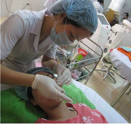 Thực hư loại cám gạo khiến da “đẹp nõn” sau 7 ngày với giá siêu rẻ - 1 Bệnh nhân bị dị ứng khi đắp cám gạo đang được điều trị tại Trung tâm Thẩm mỹ BV 103. Ảnh: TG