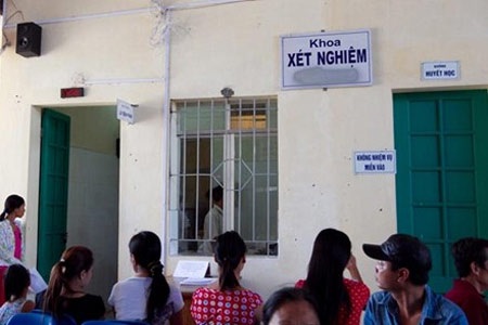 Vụ “nhân bản” kết quả xét nghiệm: Hơn cả sự liều lĩnh, nhẫn tâm - 1 Bệnh nhân vẫn đến xét nghiệm máu rất đông ở BV Đa khoa Hoài Đức (chụp chiều 5/8).