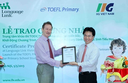 Làm thế nào để đạt chứng chỉ tiếng Anh quốc tế TOEFL từ cấp tiểu học? - 2 Language Link nhận giấy chứng nhận Trung tâm khảo thí từ Đại diện ETS