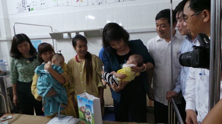 “Chúc các ca mổ tim bẩm sinh đều thành công!” - 3 Bà Kim Ngân đi thăm và trao quà cho các bệnh nhi vừa mổ xong