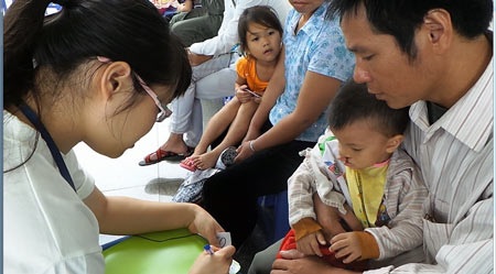 Bệnh viện Vinmec phẫu thuật miễn phí cho hơn 40 trẻ dị tật - 2 Mỗi trẻ đều sẽ được lập hồ sơ trước khi vào khám (Ảnh: T.P)