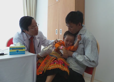 Bệnh viện Vinmec phẫu thuật miễn phí cho hơn 40 trẻ dị tật - 3 GS. Nguyễn Thanh Liêm đang thăm khám trực tiếp cho 1 cháu bé người Mông (Ảnh: T.P)