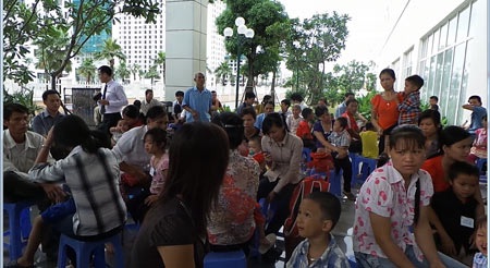 Bệnh viện Vinmec phẫu thuật miễn phí cho hơn 40 trẻ dị tật - 1 Rất đông bệnh nhi và người nhà tới chờ khám sàng lọc (Ảnh: T.P)