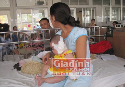 Bé bị 50 con dòi “ăn” đứt tai thoát hiểm ngoạn mục - 2 Chị Nguyễn Thị Nhung đang chăm sóc bé Như. (Ảnh Y.P)