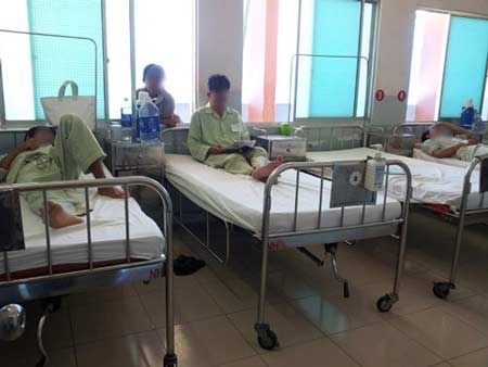 Rượu pha huyết động vật: Càng lạ, càng bệnh! - 2 Rắn được lấy tiết để phục vụ dân nhậu