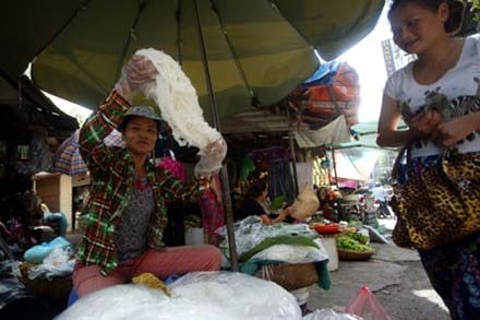 80% mẫu bún có chất huỳnh quang: Kiểm nghiệm sơ sài, công bố cẩu thả - 1 Mua bán bún và bánh phở tại chợ Ngô Sĩ Liên (Hà Nội). Ảnh: Kỳ Anh