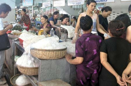 80% mẫu bún có chất huỳnh quang: Kiểm nghiệm sơ sài, công bố cẩu thả - 2 Người tiêu dùng cần thông tin chính xác từ cơ quan chức năng.