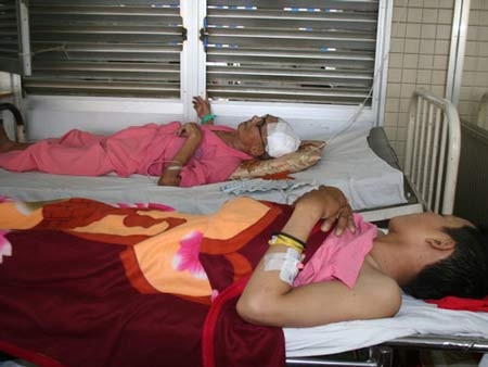 Một công nhân bị bệnh nghề nghiệp được cấp cứu tại Bệnh viện Chợ Rẫy