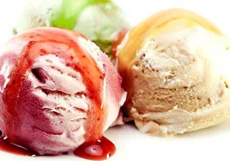 Vì sao thấy đau đầu khi ăn kem mùa nóng?