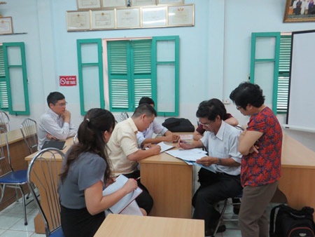 Vụ 3 trẻ sơ sinh tử vong: Tủ lạnh mất điện làm ảnh hưởng tới vắc xin? - 2 Nước mắt người thân của gia đình sản phụ Nguyễn Thị Nga khi nhận xác cháu