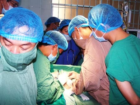 Phẫu thuật thành công cặp song sinh dính nhau hiếm gặp - 1 Các bác sĩ đang tiến hành phẫu thuật tách rời