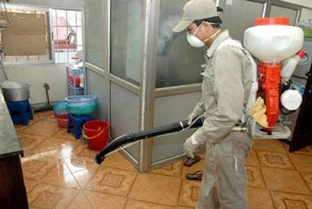 Thuốc diệt côn trùng: Bác sỹ sợ, người dùng thờ ơ - 1 100% nhân viên y tế sử dụng hóa chất diệt côn trùng đúng cách. Ảnh: N. M
