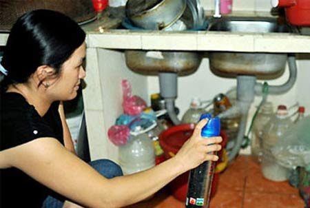 Thuốc diệt côn trùng: Bác sỹ sợ, người dùng thờ ơ - 2 100% nhân viên y tế sử dụng hóa chất diệt côn trùng đúng cách. Ảnh: N. M