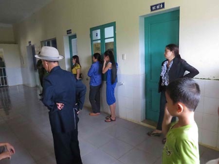 3 trẻ sơ sinh cùng tử vong sau khi tiêm vắc xin viêm gan B - 2 Gia đình các nạn nhân tập trung tại bệnh viện