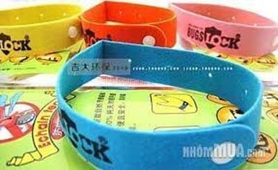 Loét cổ chân vì đeo vòng chống muỗi - 1 Loét cổ chân vì đeo vòng chống muỗi