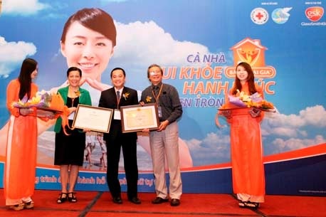 Khởi động chương trình “bác sĩ tại gia” 2013 - 1 Đại diện GSk nhận bằng kỷ niệm từ TW Hội CHữ Thập Đỏ Việt Nam và Trung Ương Hội Phụ Nữ Việt Nam