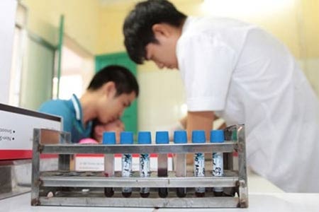 Lấy mẫu xét nghiệm tại Bệnh viện Đa khoa Hoài Đức